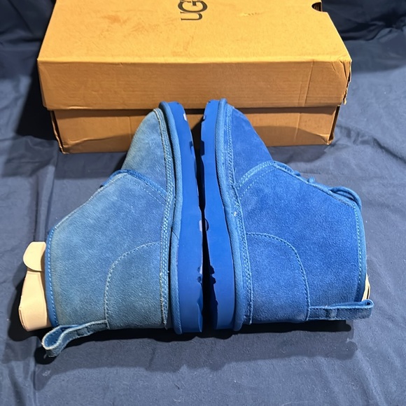 UGG- Neumel II, DVE, 5 kids QS, left shoe is faded - Picture 3 of 9